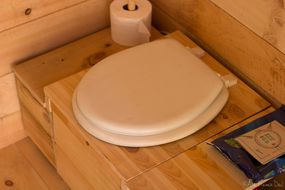 木质小屋盥洗室里的可堆肥厕所。