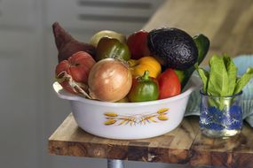水果和蔬菜在白色的碗”width=