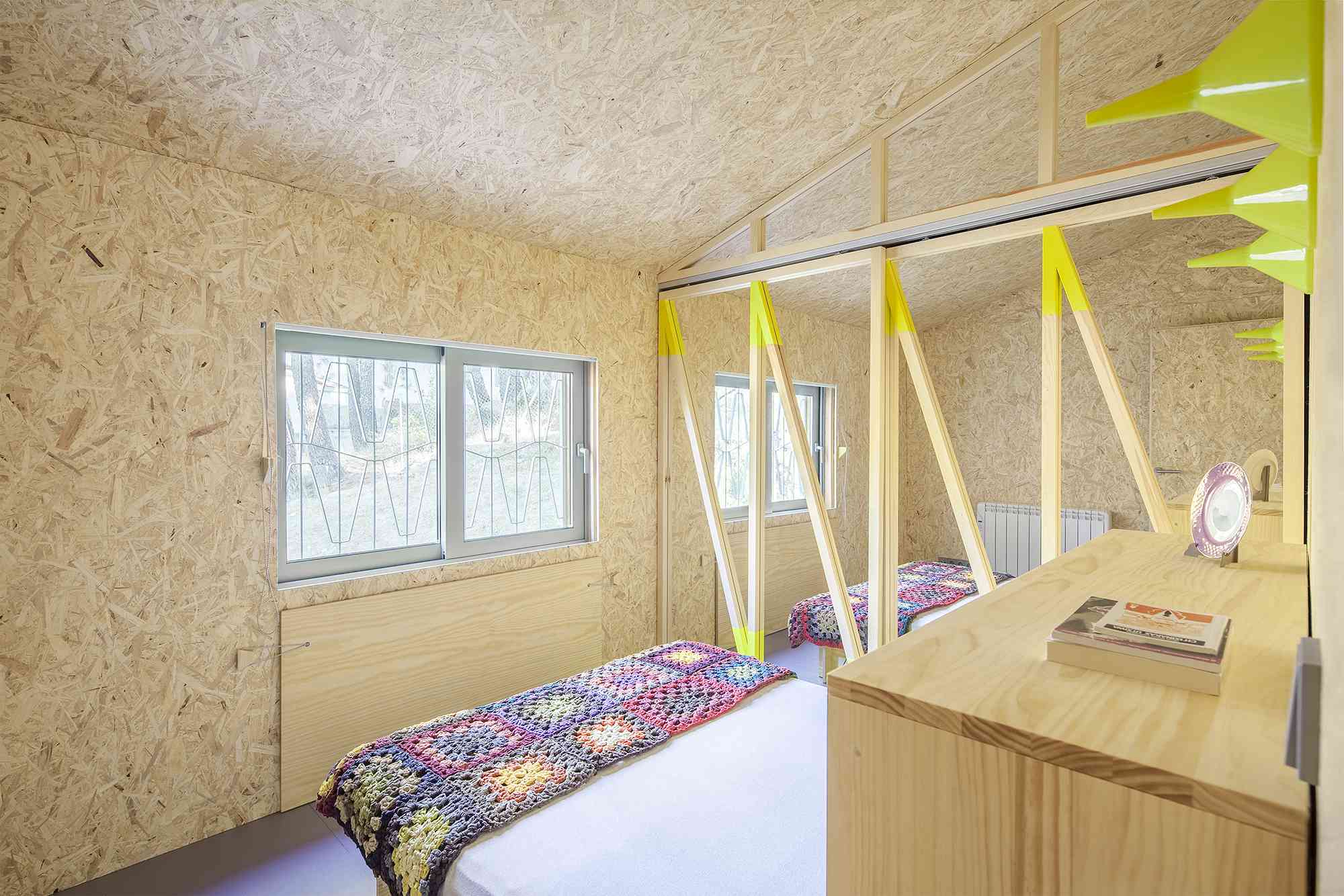 (Synanthro)Love Shack， (Tele)Working Abode by Husos Architects bed