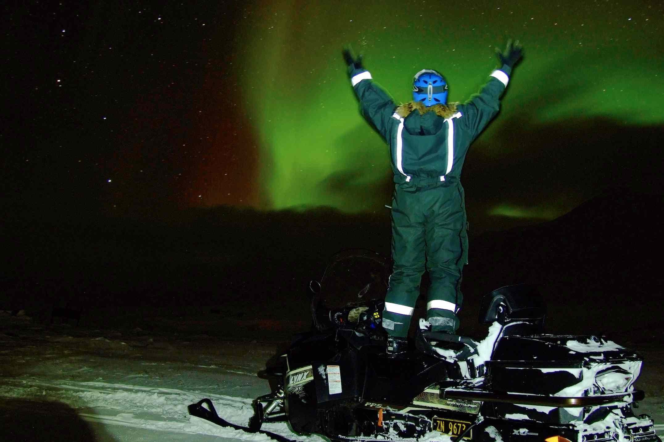 从雪地摩托上观看北极光。