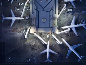 洛杉矶国际机场的大门和控制塔的客机“width=