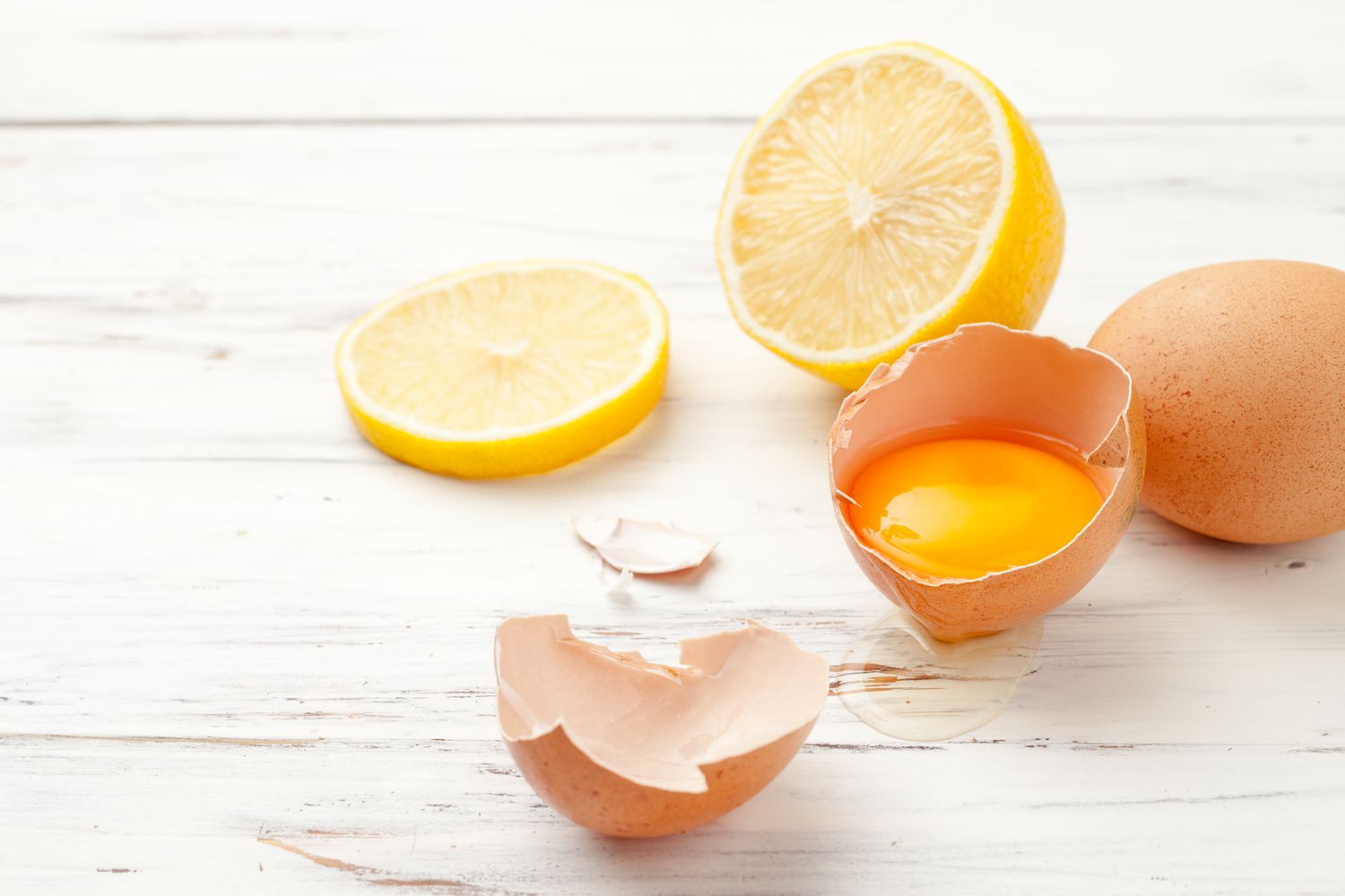 鸡蛋，柠檬准备自制食物和化妆品上的白色