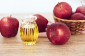靠近红苹果水果和苹果醋汁,有助于减肥和减少腹部脂肪,健康食品