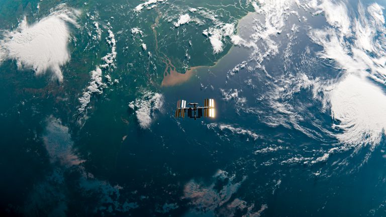 国际空间站(ISS)在空间轨道上亚马逊河- SpaceX公司与美国宇航局研究3 d渲染”class=