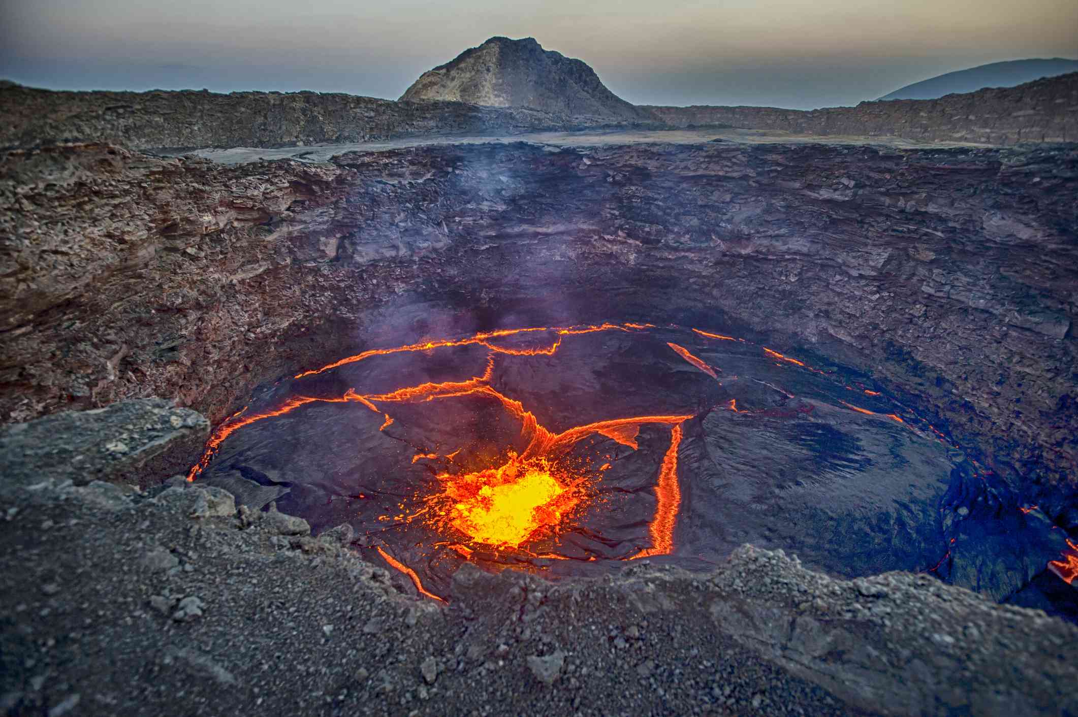 查看埃塞俄比亚的Erta Ale火山的熔岩湖“width=