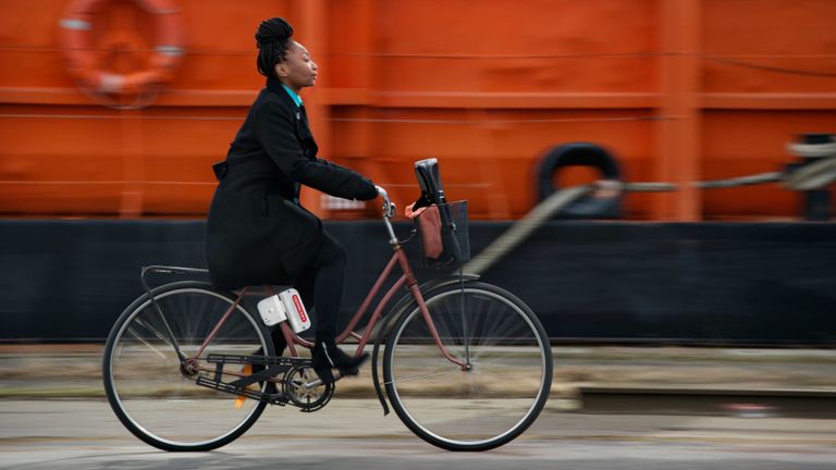 一名女子骑着一辆装有semcon发动机的自行车