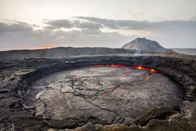 在日出的埃塞俄比亚的活跃的Erta啤酒火山“width=