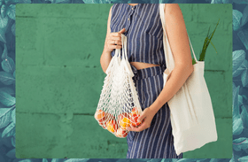 一个购物者拿着一个装着水果的网袋