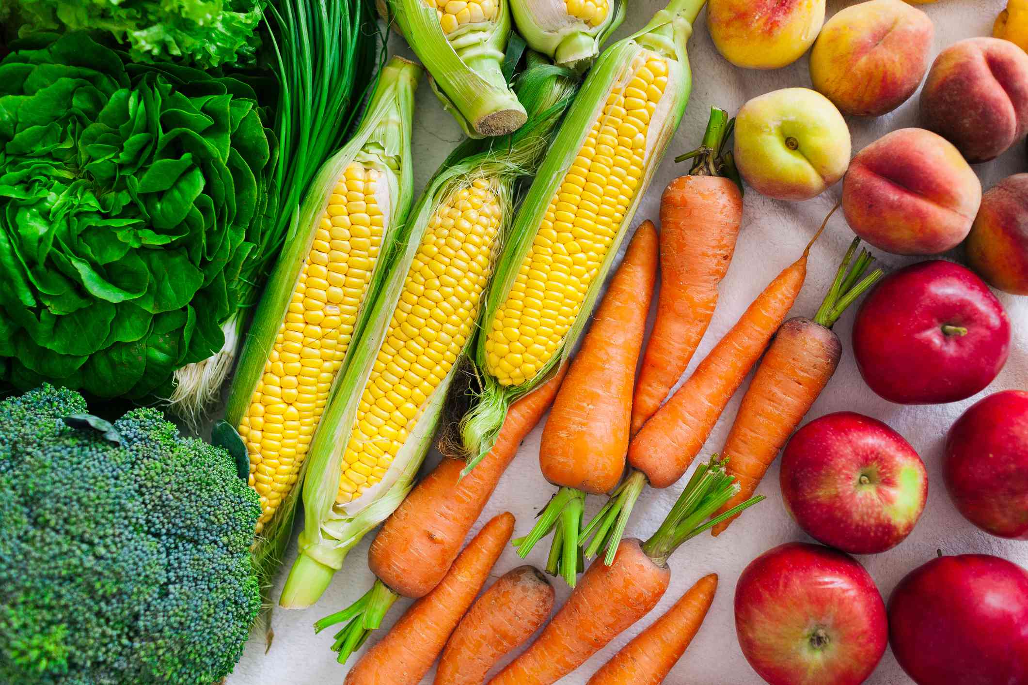 不同的夏季水果，蔬菜，绿色蔬菜和浆果＂width=