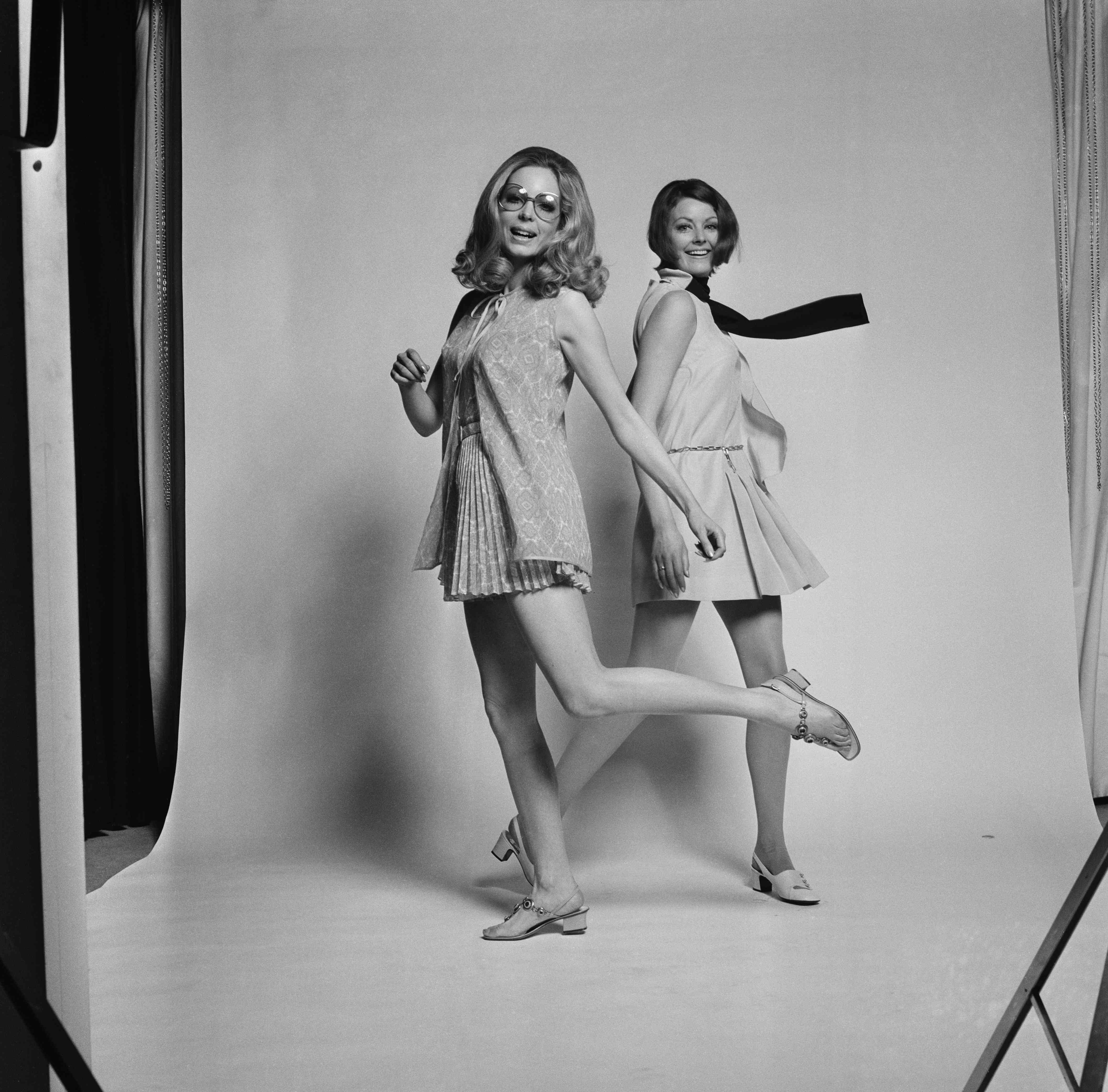 1969年2月19日，苏茜·基德(Suzy Kidd)穿着希尔德布兰德(Hildebrand)设计的低前褶人造丝山东连衣裙和飞行围巾＂width=