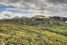 科罗拉多州落基山脉大陆分水岭小径上的徒步旅行者