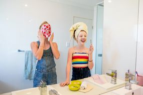 泰纳》吸引着大量青少年女孩在浴室的镜子前面