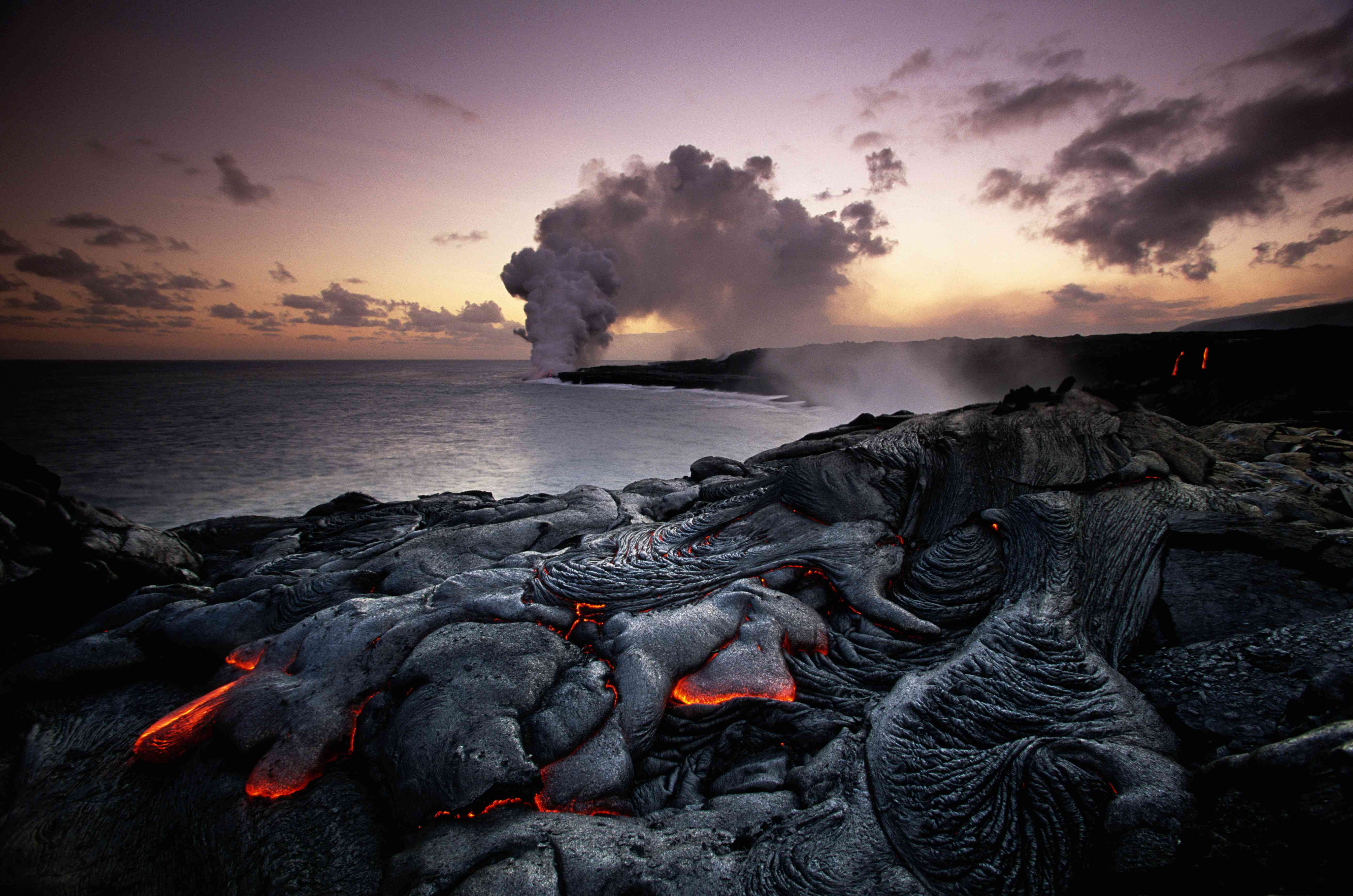 基拉韦厄火山喷发的背景是海岸上的热熔岩