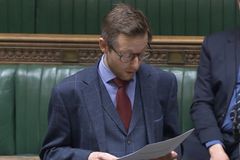 邓肯·贝克（Duncan Baker）在议会中阅读他的法案