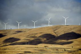 美国波特兰附近俄勒冈州84号州际公路上的山上有一大群风力涡轮机＂width=