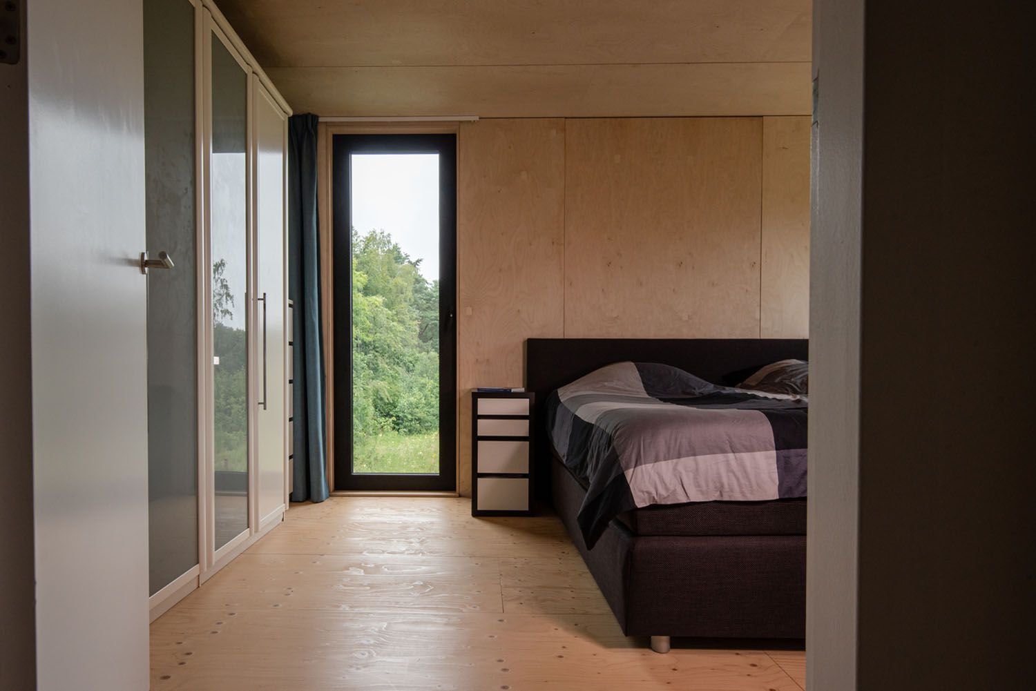 由Joris Verhoeven Architectuur设计的四季别墅卧室＂width=