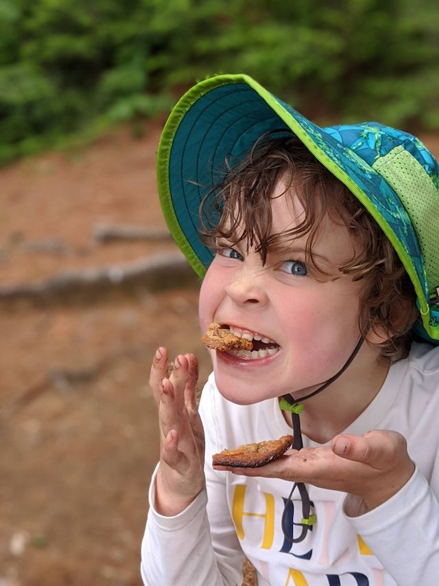 小女孩在露营时吃饼干