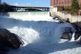 华盛顿的斯波坎瀑布，水从多个层面冲下＂width=