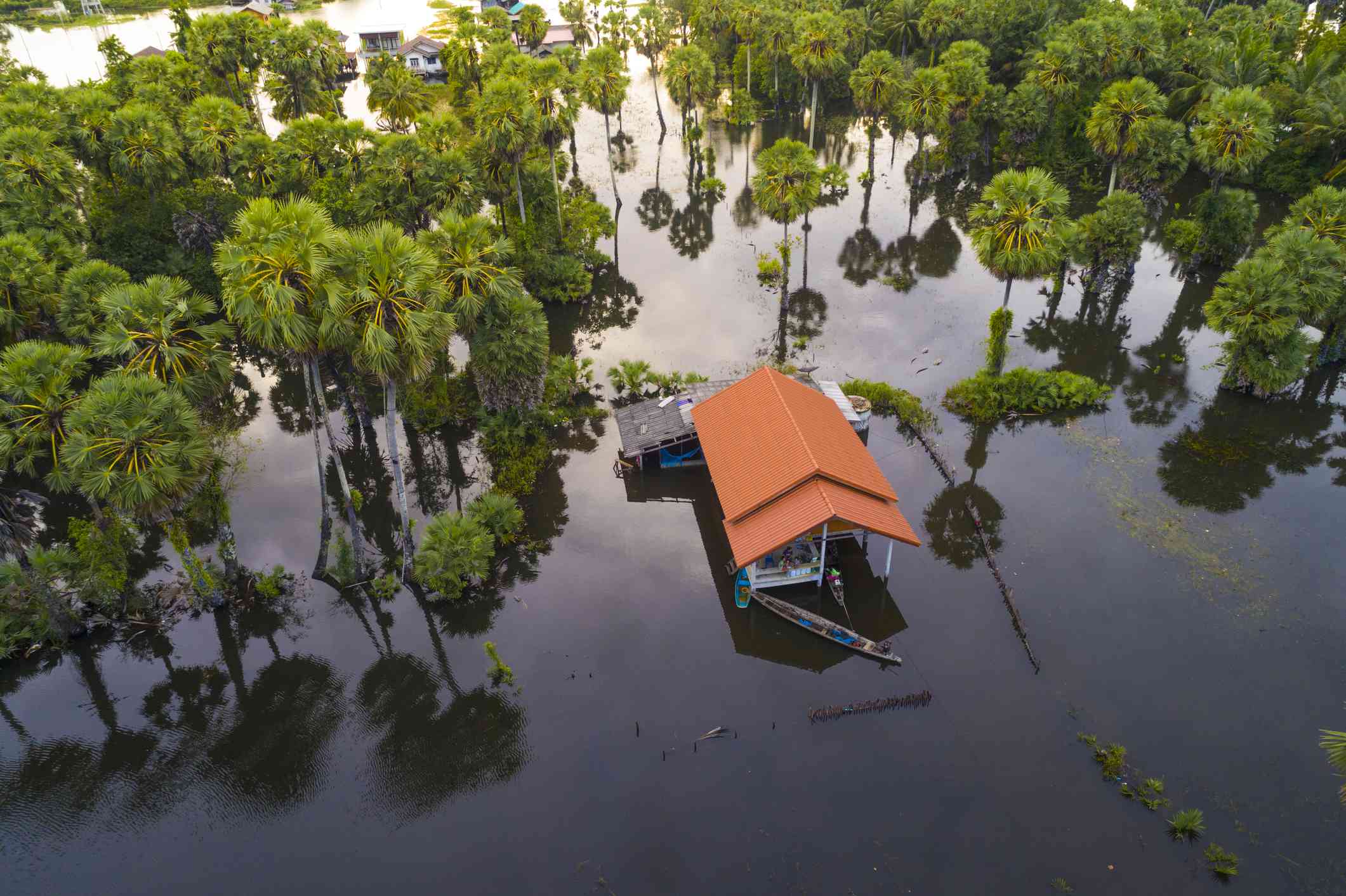 泰国洪水包围房屋的鸟瞰图＂width=