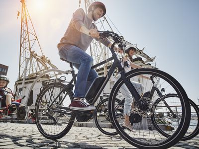 一家人在汉堡骑电动自行车