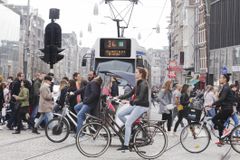 人们在阿姆斯特丹步行、骑自行车和乘坐交通工具