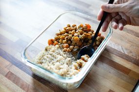 鹰嘴豆炖肉和米饭