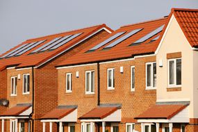 英国有太阳能电池板的房子＂width=