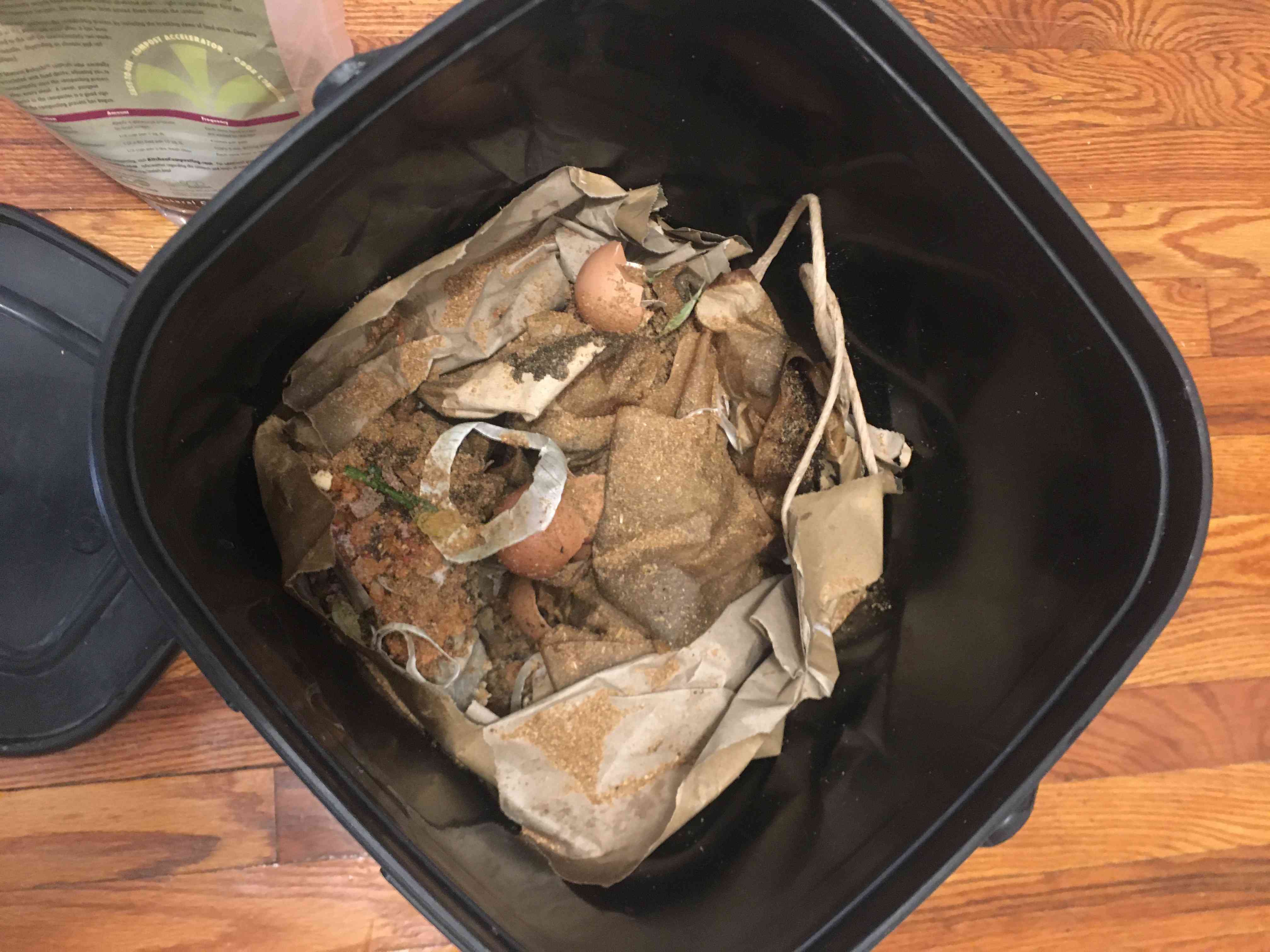 堆肥桶，配以食物碎屑和Bokashi薄片。