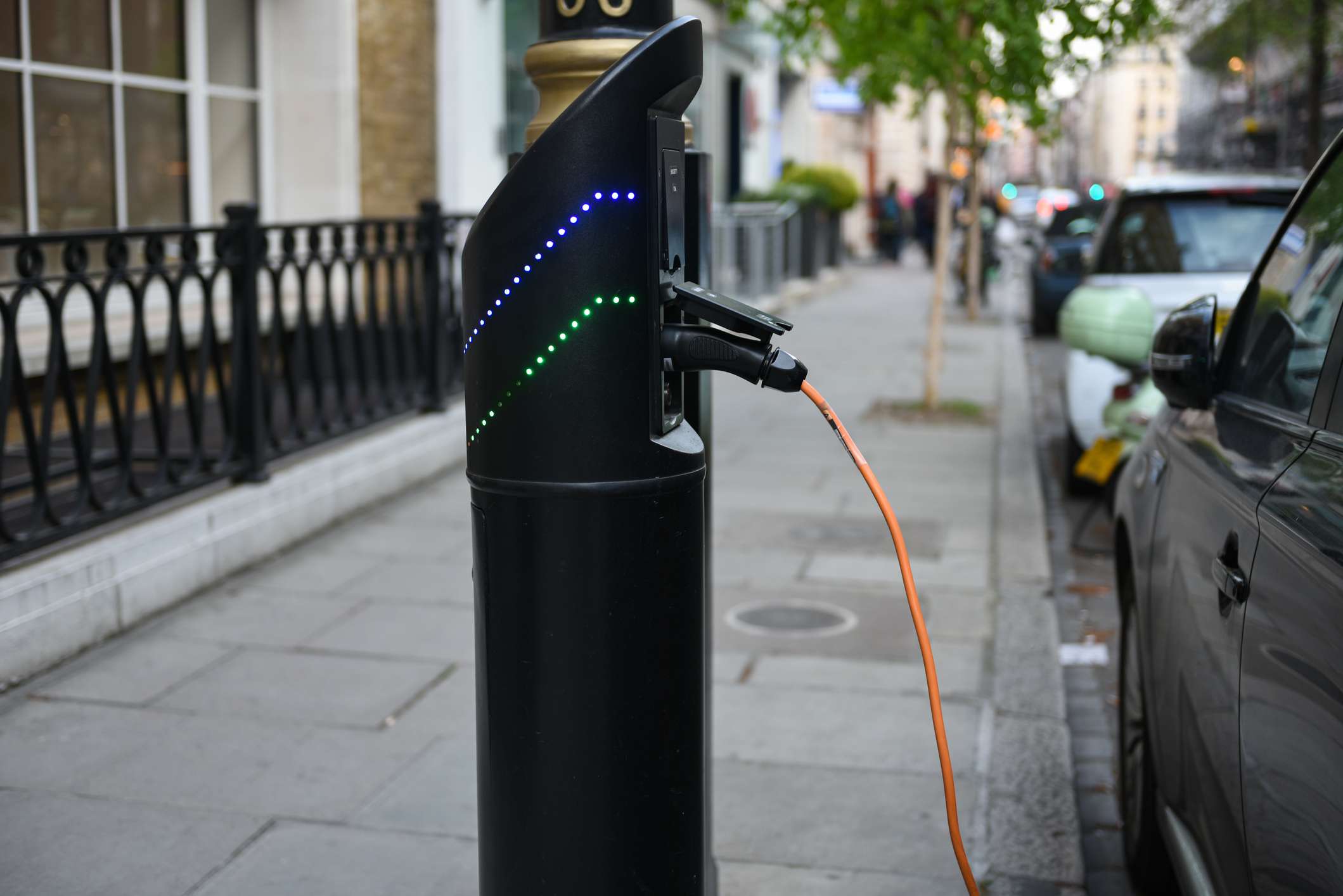 英国伦敦的公共电动汽车充电站＂width=