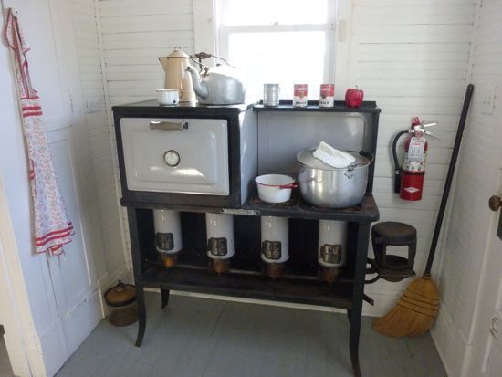 老式厨房里的老式烤箱。