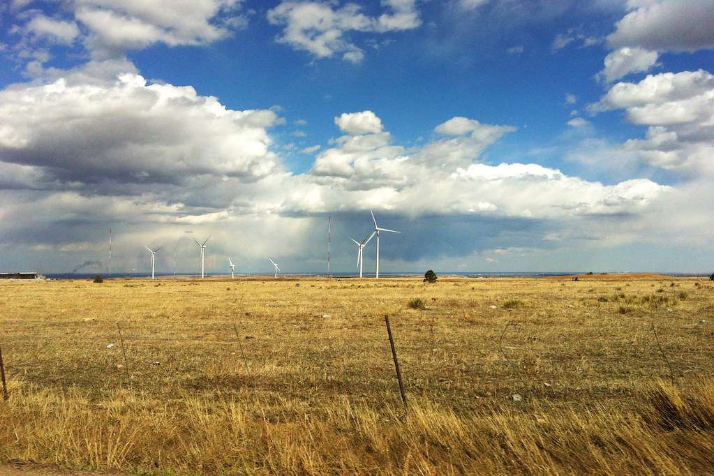科罗拉多州博尔德附近田地里的风力涡轮机