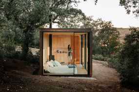 由Delavegacanolasso设计的Tini M预制小房子外观