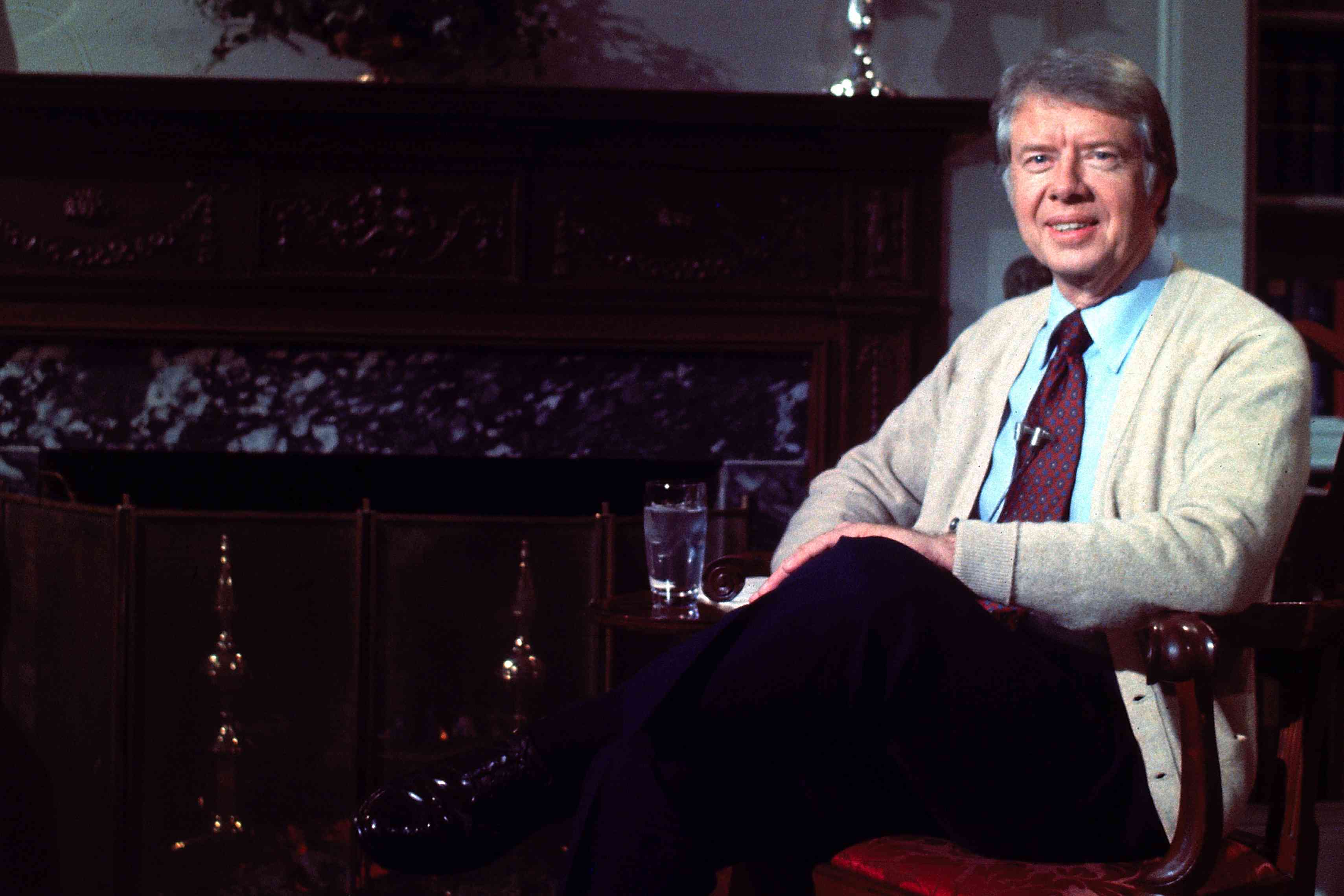 吉米·卡特（Jimmy Carter）在壁炉聊天期间“width=