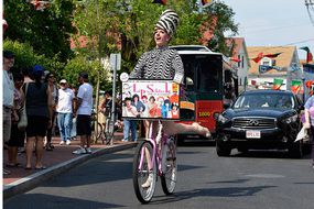 歌舞表演演员Lip-Schtick骑自行车穿过普罗温斯敦市中心
