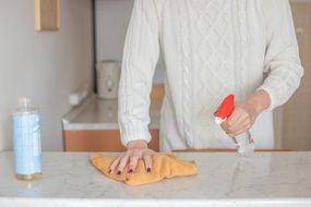清洁白色柜台用布朗纳卡斯蒂利亚肥皂，可重复使用的抹布和喷雾瓶