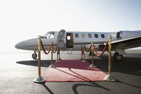 红地毯用天鹅绒绳推向私人飞机