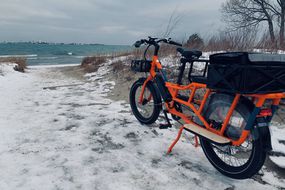 冬季电子自行车骑行“width=