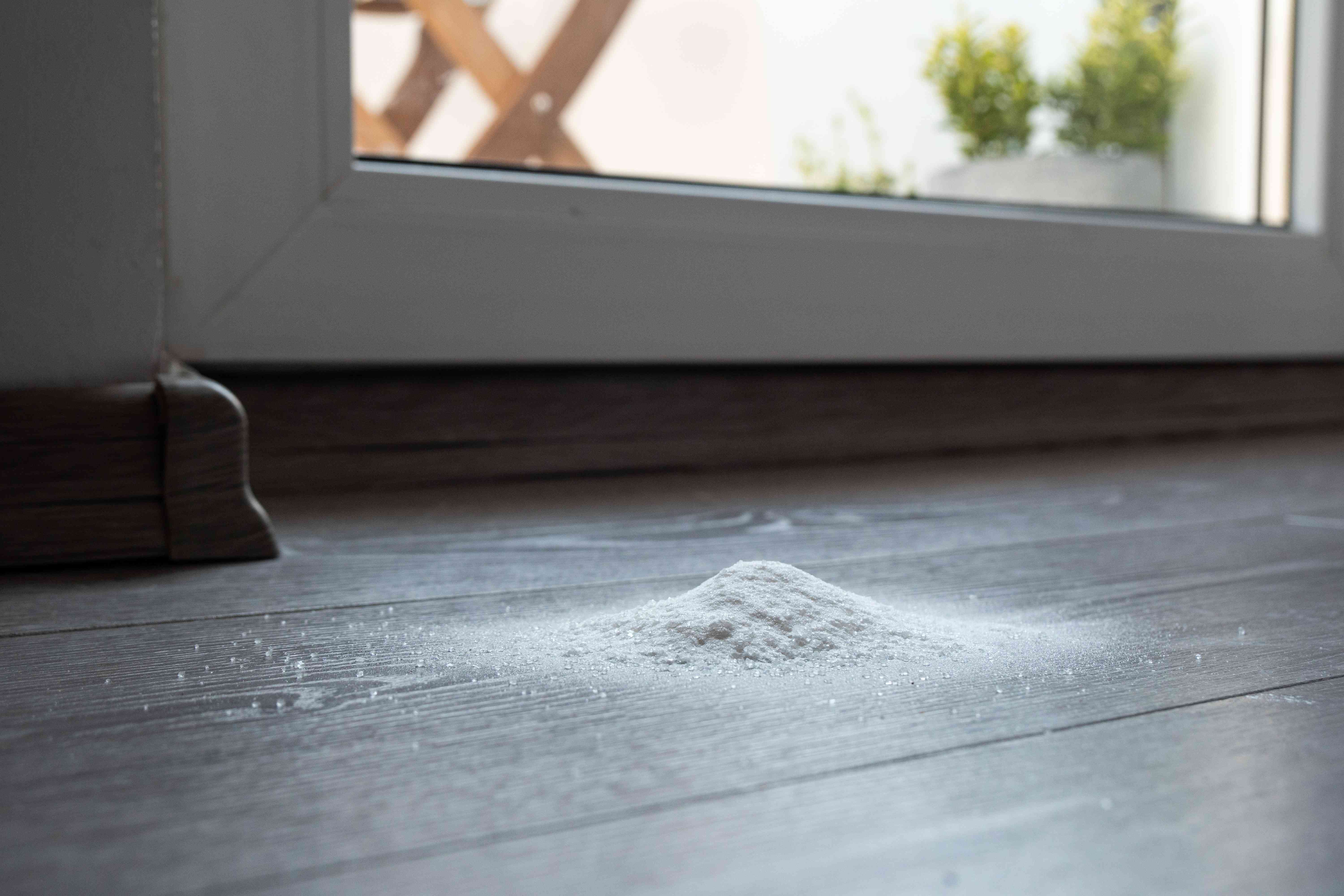 自制的蟑螂混合硼酸和糖粉堆在家门口的门框外面