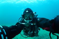 戴水肺的潜水员克里斯•罗克斯堡在大湖
