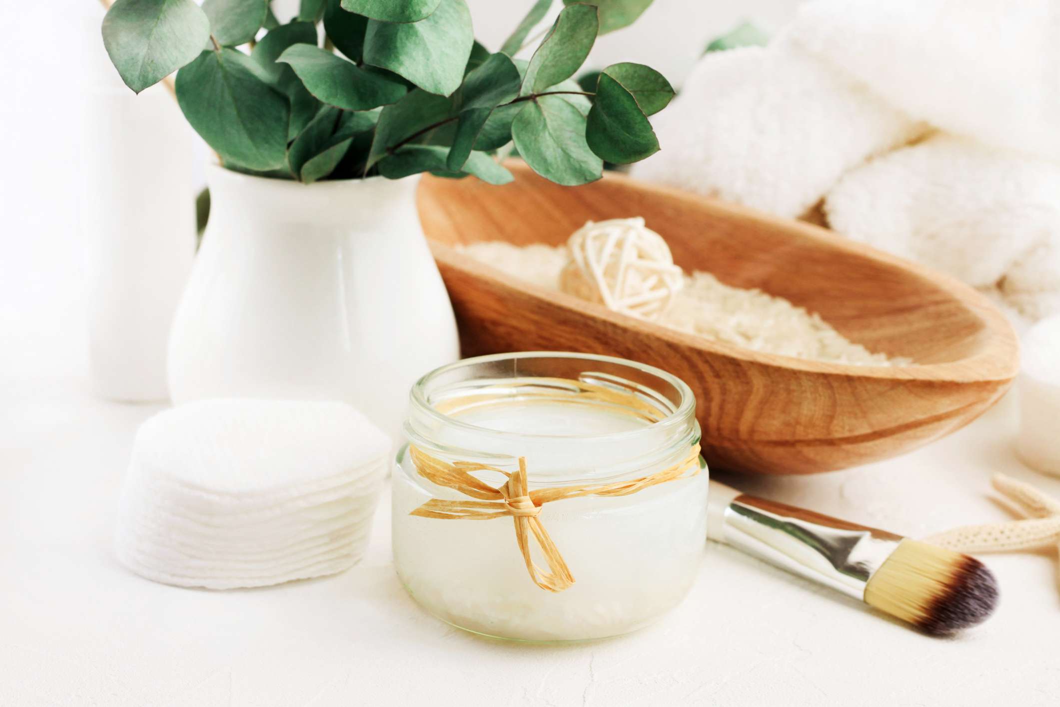 米水和化妆棉是一种天然的护肤方法。