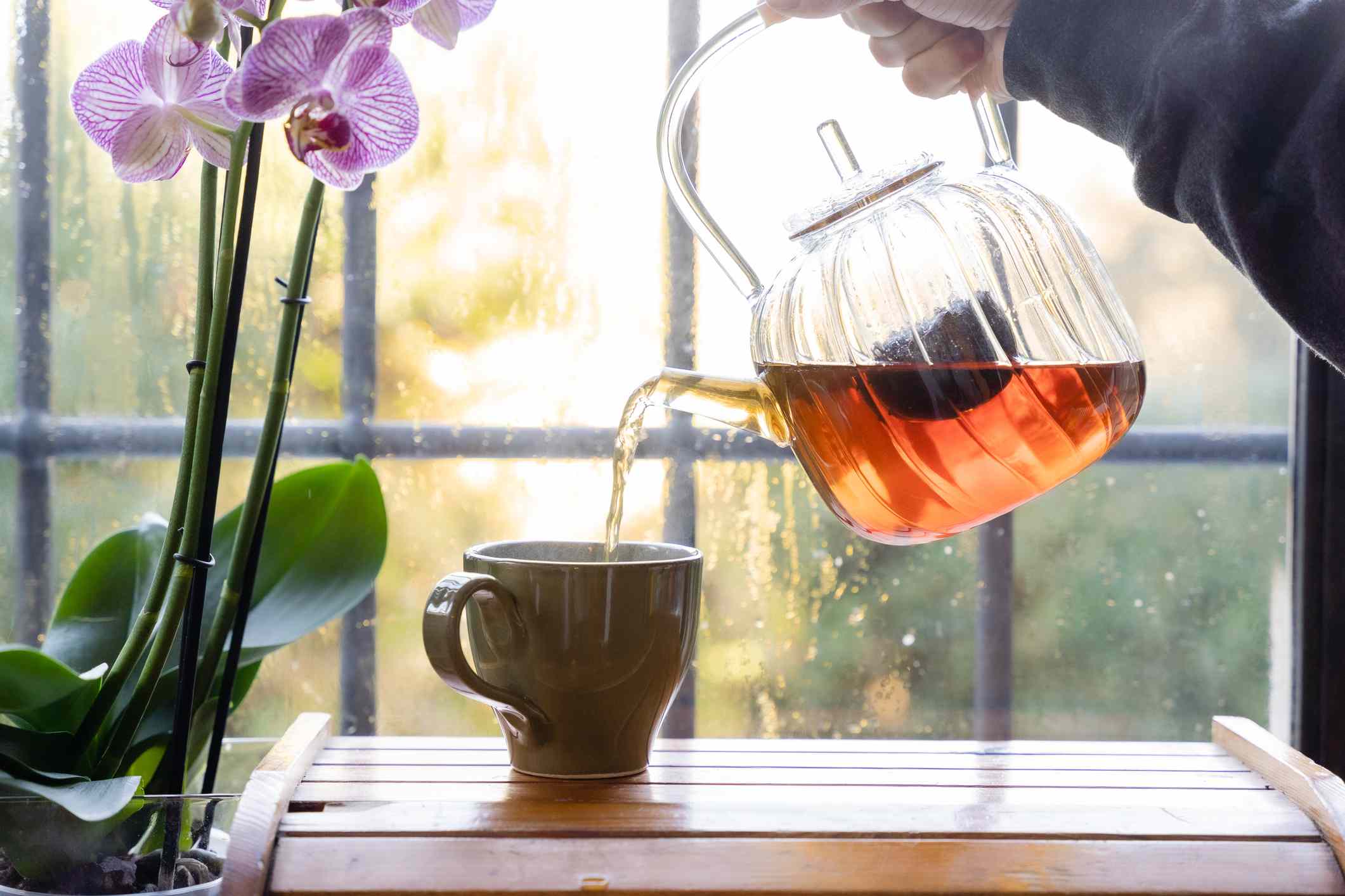 茶酿造在一个松散叶子的锅中“width=