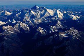 积雪盖顶的珠穆朗玛峰的鸟瞰图