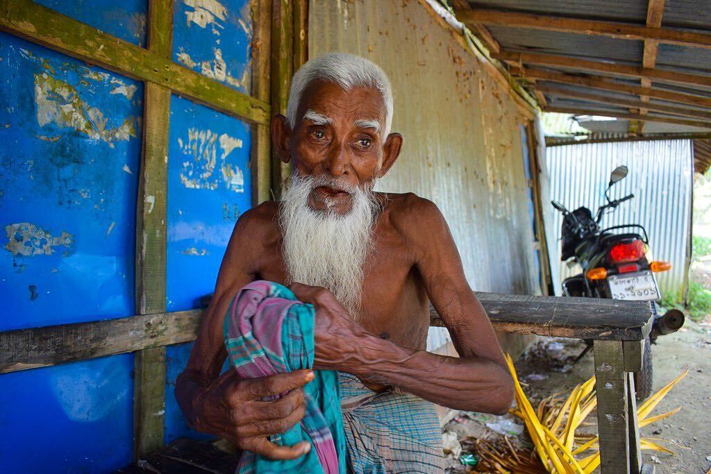 Char Mainka Village的Abdul Quader Maal在1970年的旋风中失去了一切。但是Kukri Mukri红树林现在为他提供了保护“width=