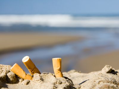 烟头在海滩