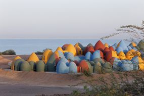 存在Hormuz Iran Superabode Earthbag Domes Zav Architects“width=