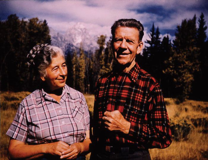 保护主义者玛迪·穆里（Mardy Murie）和她的丈夫在大提顿（Grand Tetons）的彩色肖像