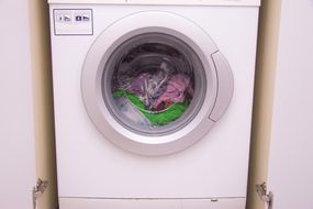 在前置式洗衣机中进行循环洗涤的衣物