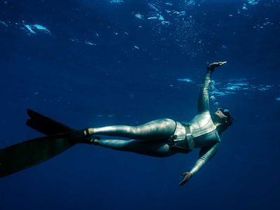 一名女子在南非海岸自由潜水