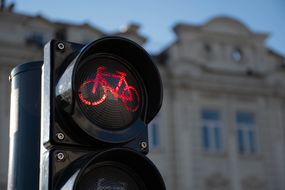 在城市环境中，自行车停车的红灯。