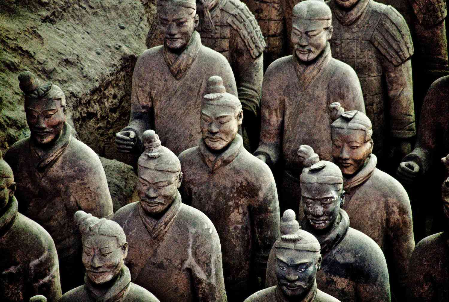 兵马俑在中国第一位皇帝的墓旁列队